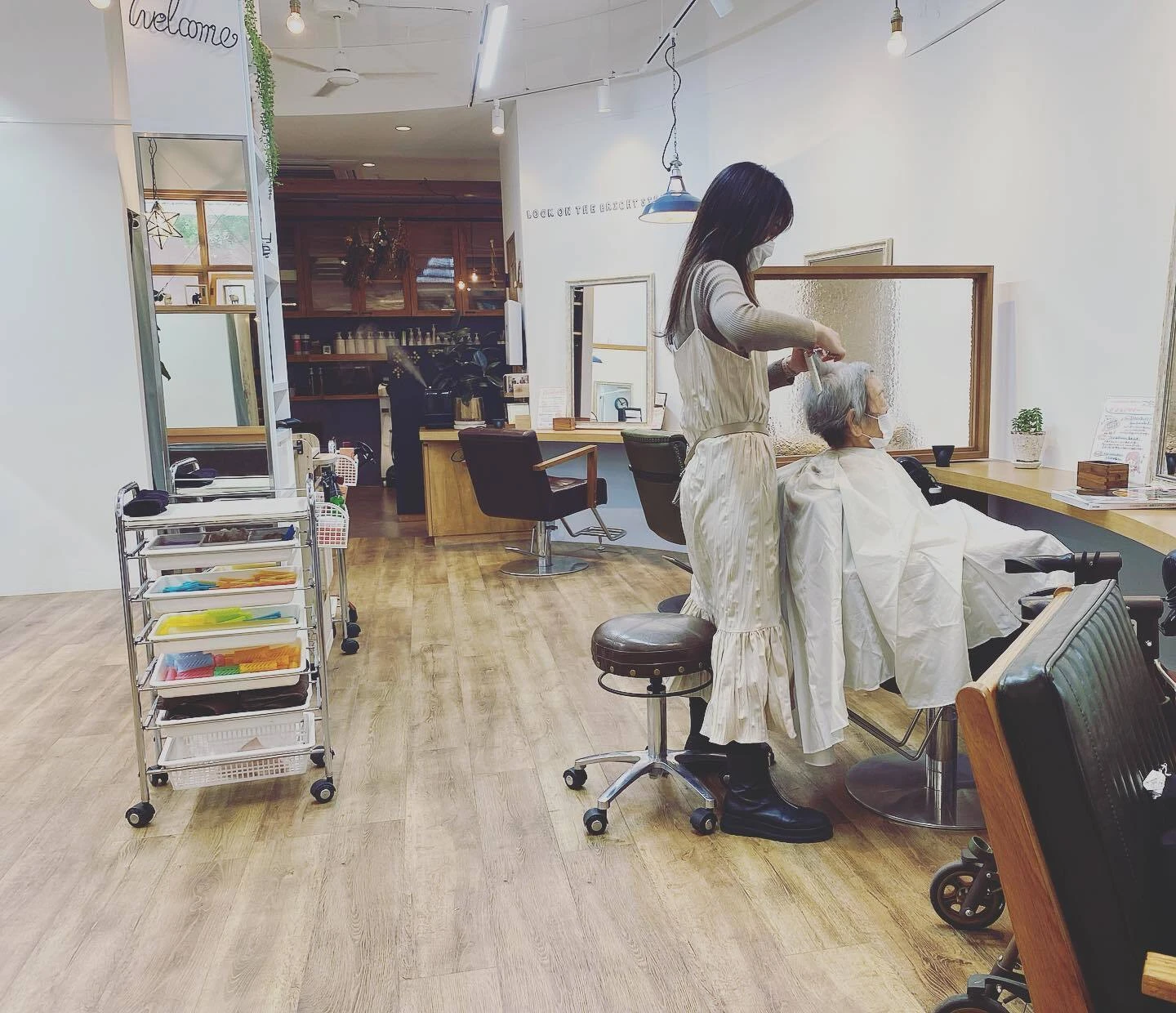 ヘアスタイルのアドバイスをするスタッフ